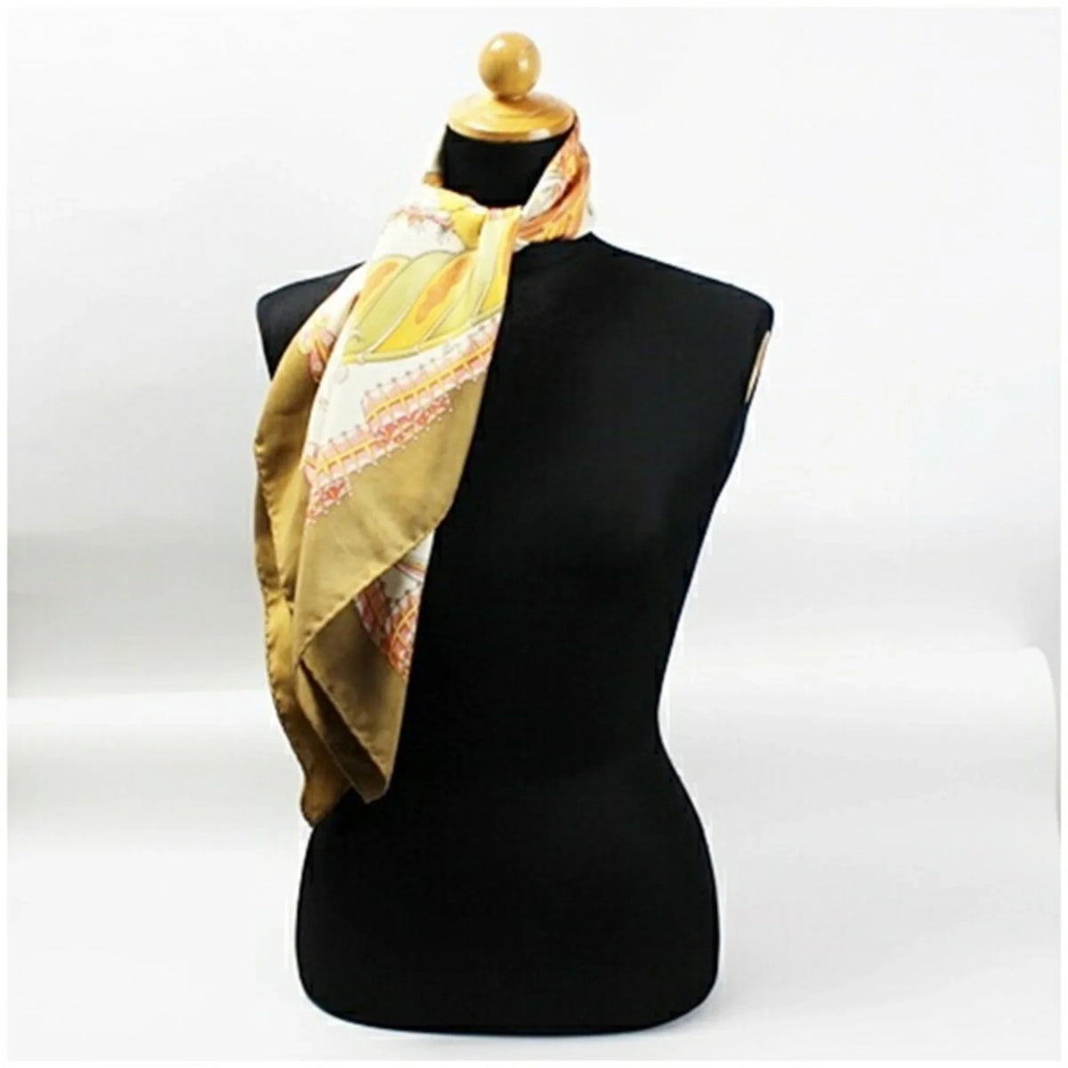 (Good) Scarf FERRAGAMO Salvatore Ferragamo Pattern Muffler Beige Women's Pre-Owned Fish Silk SALVATORE