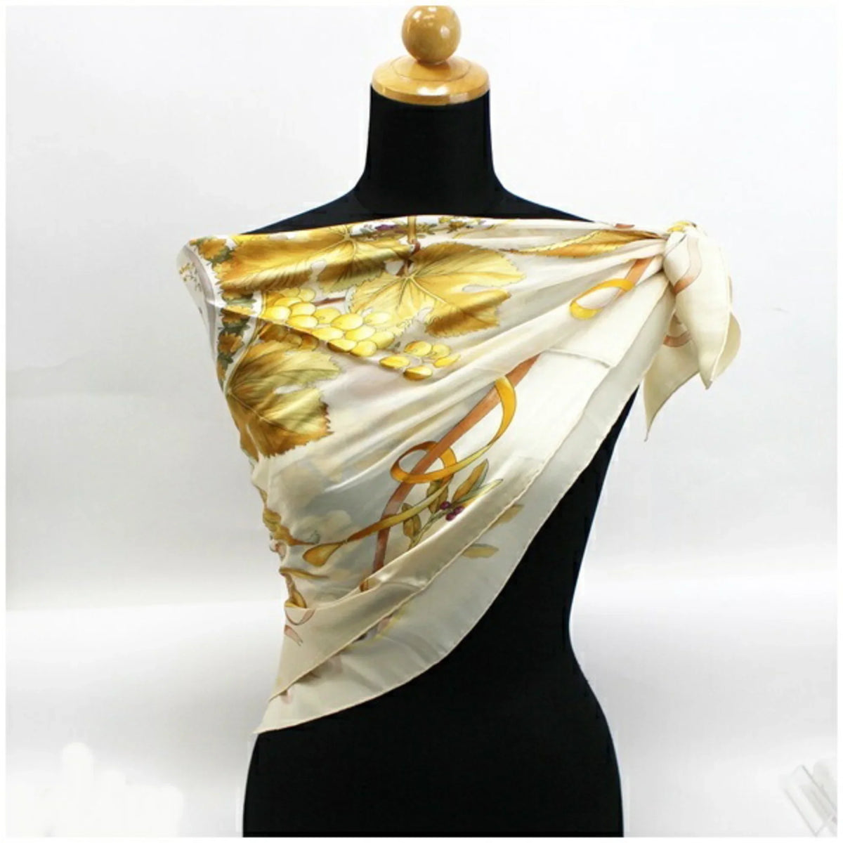 Salvatore (Good) Women's Ferragamo Pattern Pre-Owned Viscose Cream Scarf Muffler x Fruit Silk